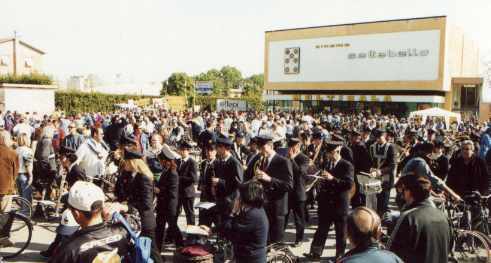  Il piazzale del Cinema Settebello gremito di persone durante la manifestazione Rimininbici 