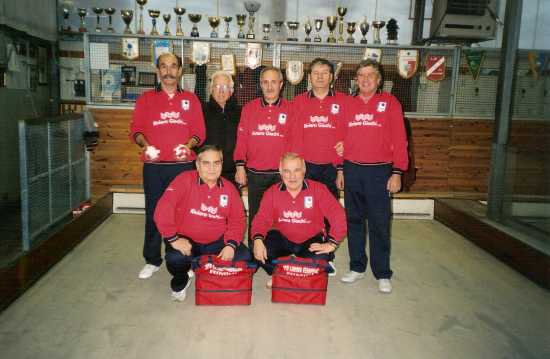  La foto riprende i componenti della squadra della bocciofila del DLF Rimini, che si &egrave; qualificata alla fase finale del campionato italiano di societ&agrave; (terza categoria) che avr&agrave; luogo a Perugia nei giorni 5 e 6 maggio 2007. Sono riconoscibili in piedi da sinistra i soci: Alfredo Canini, il Dirigente DLF Renato Tosi, Giulio Natali, Luciano Ficarelli, Marco Rosa, accovacciati da sinistra: Luciano Minicucci e Giancarlo Pari. 