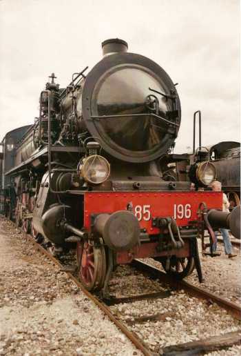  Una possente locomotiva a vapore che staziona solitaria presso il Deposito di via Monfalcone, ancora efficiente e pronta alla chiamata per il traino di treni storici. 