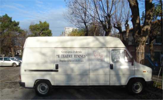  Nella foto l'autofurgone recentemente acquistato per il Gruppo Teatrale, che f&agrave; bella mostra di se nel parcheggio del DLF. 