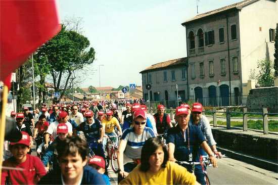  Rimininbici 2006: la carovana dei ciclisti ripresa nel pressi del ponte di Tiberio. 
