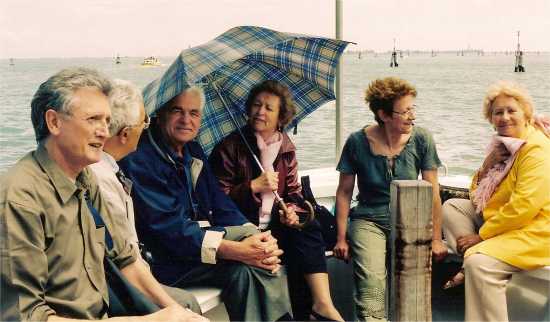  Istantanea scattata dal signor Antonio Ghirardelli, autore della poesia. &Egrave; qui ripreso un gruppo della comitiva, seduto a poppa dell'imbarcazione, durante il tragitto da Chioggia a Venezia. Gita che, oltre quest'ultima citt&agrave;, ebbe come meta la visita delle isole di Murano e Burano. 