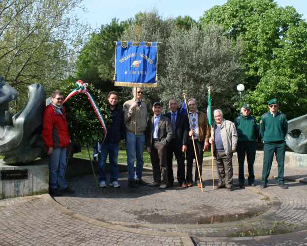  La delegazione del DLF, in piazzale F.lli Cervi, poco prima di deporre la corona al monumento ai caduti per la Libert&agrave;. 