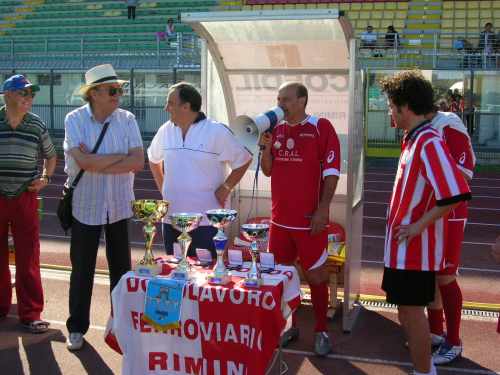 Il Sindaco di Rimini, Alberto Ravaioli, e collaboratori durante una fase della premiazione.