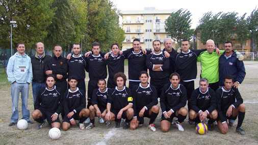 La foto riprende al gran completo la squadra di calcio DLF Rimini, stagione 2009 - 2010.