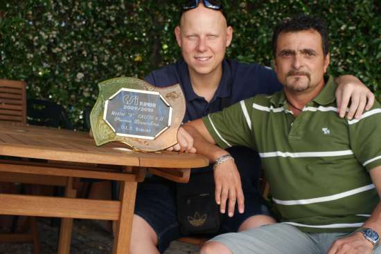  La foto ritrae il responsabile allo Sport Marco Maffi (a sinistra) e il mister Stefano Ceccarini (a destra) con il Trofeo Disciplina. 