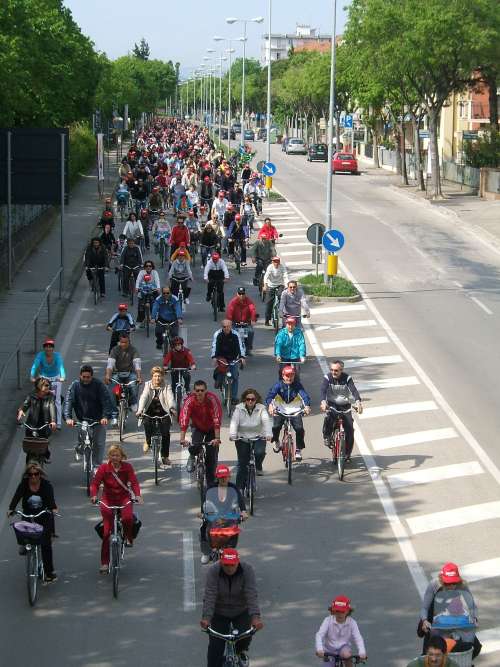 La pedalata dei ciclisti dai berretti rossi.
