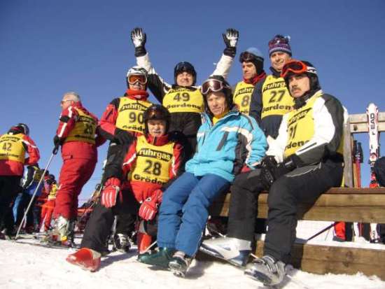 La foto riprende alcuni componenti della comitiva in posa in un momento di pausa.