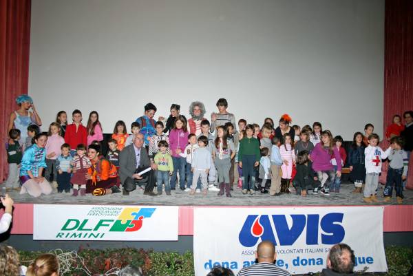  Gioiosa foto di gruppo, sul palco del Cinema Settebello, la mattina del 6 gennaio. 