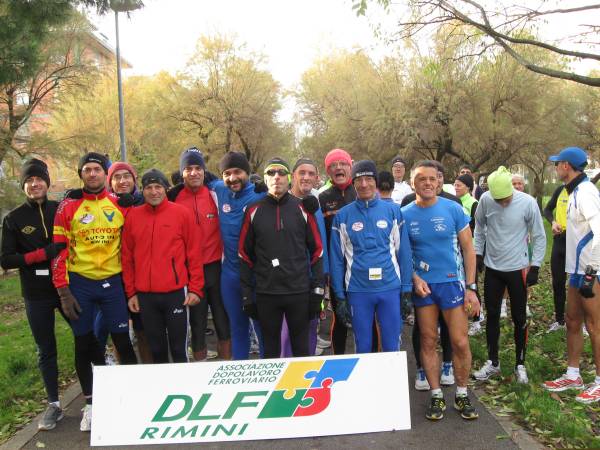Gara Podistica della Solidarietà, 5 dicembre 2010, un gruppetto di atleti in posa nel vialetto della sede, ove era stato posto il traguardo, poco prima della partenza.