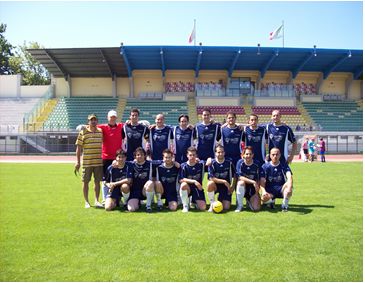 La foto ritrae la squadra del DLF Calcio al Torneo svolto allo Stadio Romeo Neri guidata da Mister Cecca e vincitrice del quadrangolare.