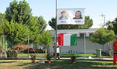  La foto ritrae un momento della cerimonia in memoria dei due fratelli Favarelli. 