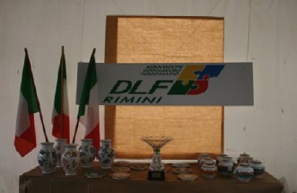  La foto riprende il montepremi costituito per il XII trofeo podistico Laura e Sante Facchini. 