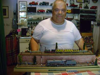  Il signor Tarcisio Venturini circondato dalle sue collezioni. 