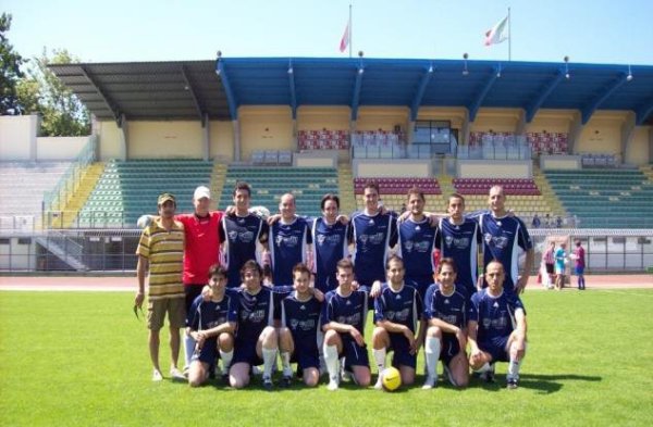 La foto ritrae la squadra vincitrice del torneo al Romeo Neri.