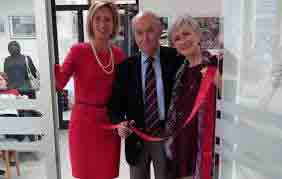  Questa foto &egrave; stata scattata al taglio del nastro per l'inaugurazione della nuova sede del DLF di Bolzano e riprende da sinistra il suo Presidente Milena Parisi, il Presidente Nazionale DLF Oliviero Brugiati e la Segretaria sempre di Bolzano Daniela Squarcina. 