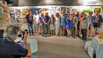 Riccione 27/8 soci del Gruppo Fotografico DLF in posa davanti alle opere esposte.