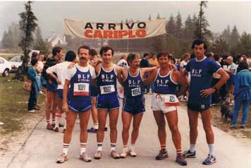 Nella foto, in anni giovanili, al centro col numero 1094 Gaetano Petrizzo.