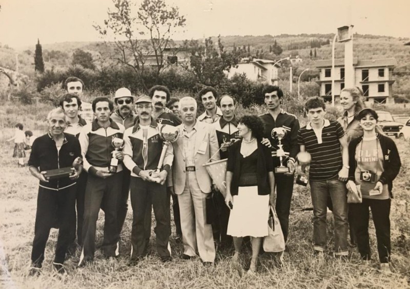  Foto del gruppo dei ferrovieri partecipanti nel 1978. Si riconoscono, in prima fila da sinistra: Vero Vannucci, Luciano Cenni, Giorgio Brumali, il presidente DLF di Arezzo, Sante Facchini, Mirella Novembrini, Moreno Righini, Tina Barbieri. In seconda fila da sinistra: Marino Masini, Luciano Frisoni, Rino Boschetti, Giovanni Gamberini, Antonio Riccardi, Alessandro Pellegrini. 