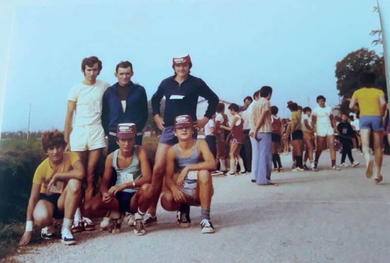  Foto di gruppo, il giovane Marino Masini &egrave; il primo in alto a sinistra, in completo bianco.